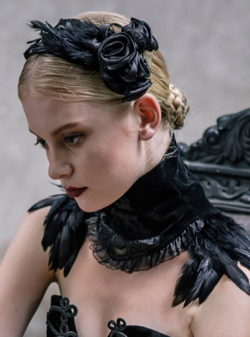 Gothic Style Elegant And Comfortable Weft Velvet Front Center Lace Embroidery Side Feather Decoration Black Gorgeous Neckband